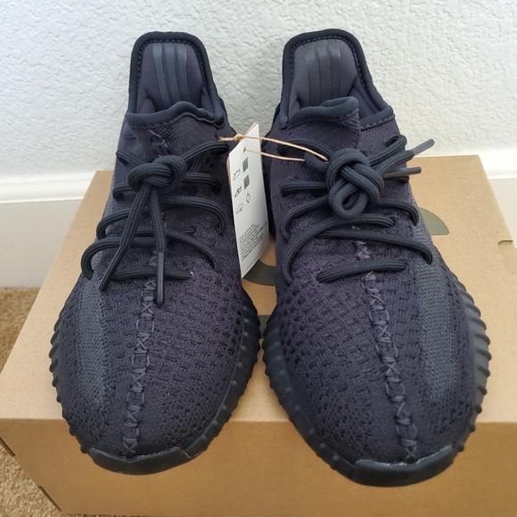 Yeezy 350 v2 Onyx - Picture 2 of 8
